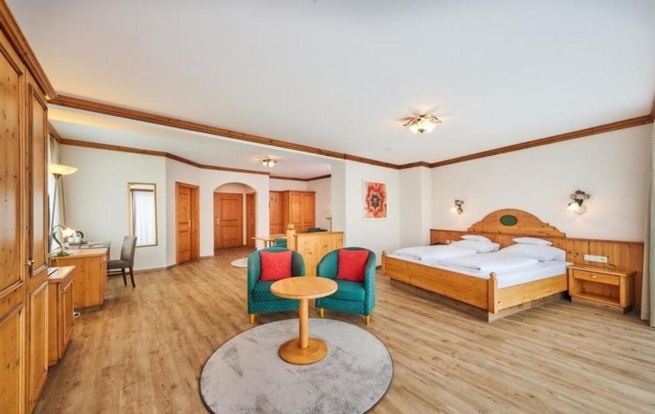 Hotel Am See Neutraubling Room photo