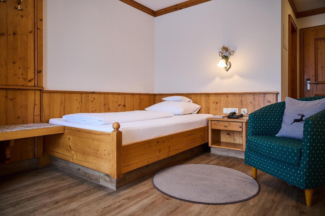 Hotel Am See Neutraubling Room photo