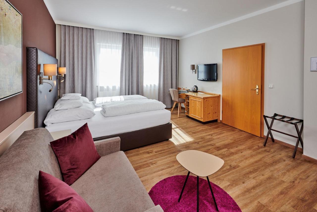 Hotel Am See Neutraubling Exterior photo