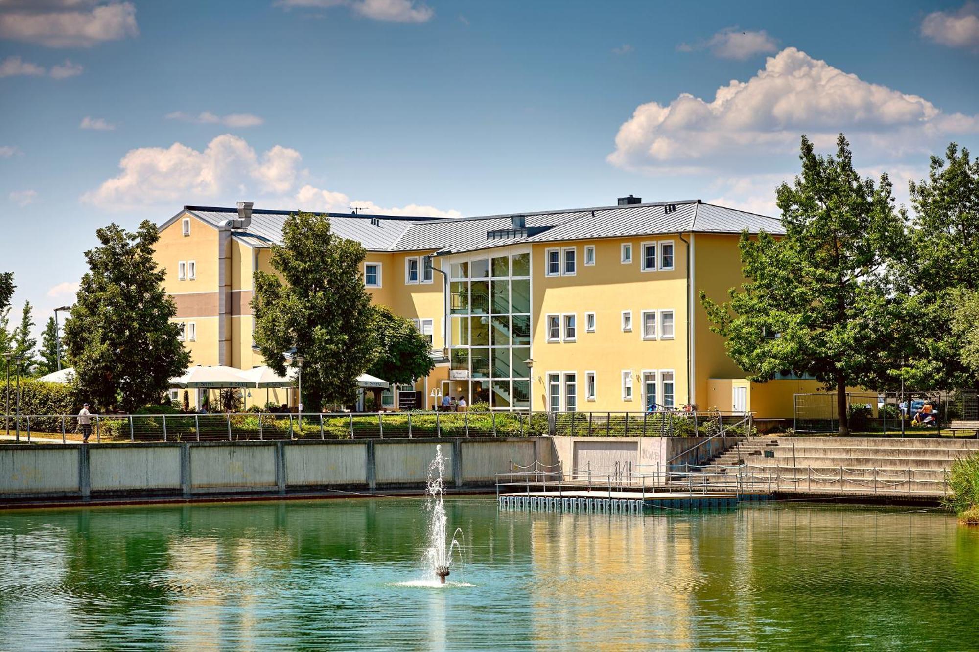 Hotel Am See Neutraubling Exterior photo