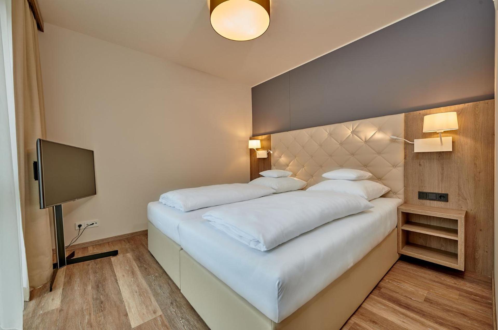Hotel Am See Neutraubling Room photo