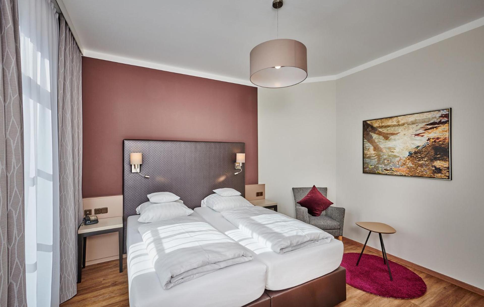 Hotel Am See Neutraubling Room photo