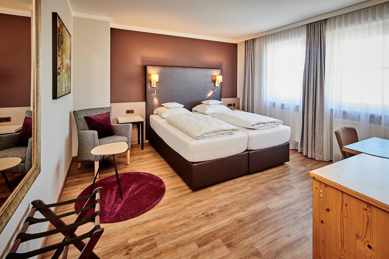 Hotel Am See Neutraubling Exterior photo