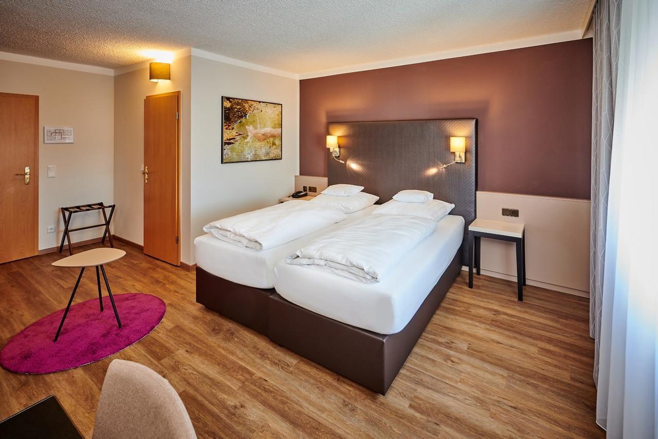 Hotel Am See Neutraubling Exterior photo