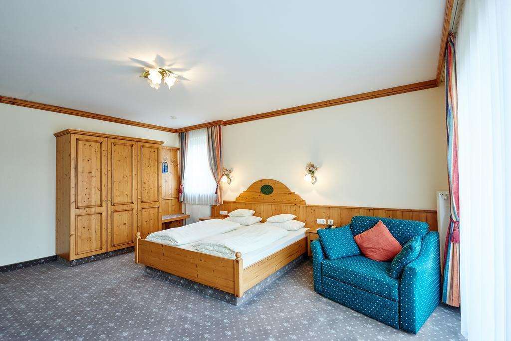 Hotel Am See Neutraubling Room photo