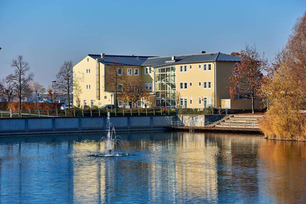 Hotel Am See Neutraubling Exterior photo